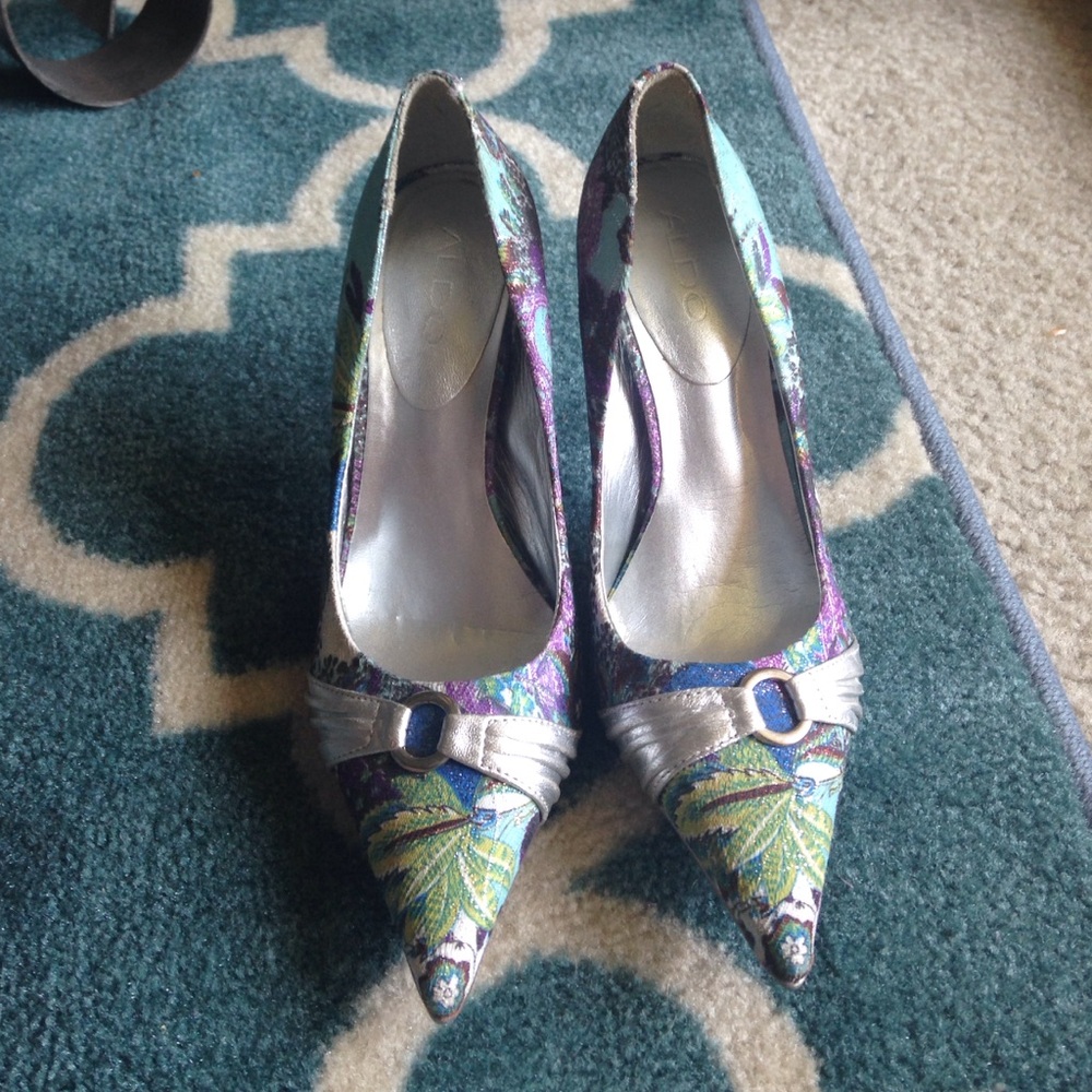 Floral Pointed-Toe Women’s Pumps in Teal & Purple